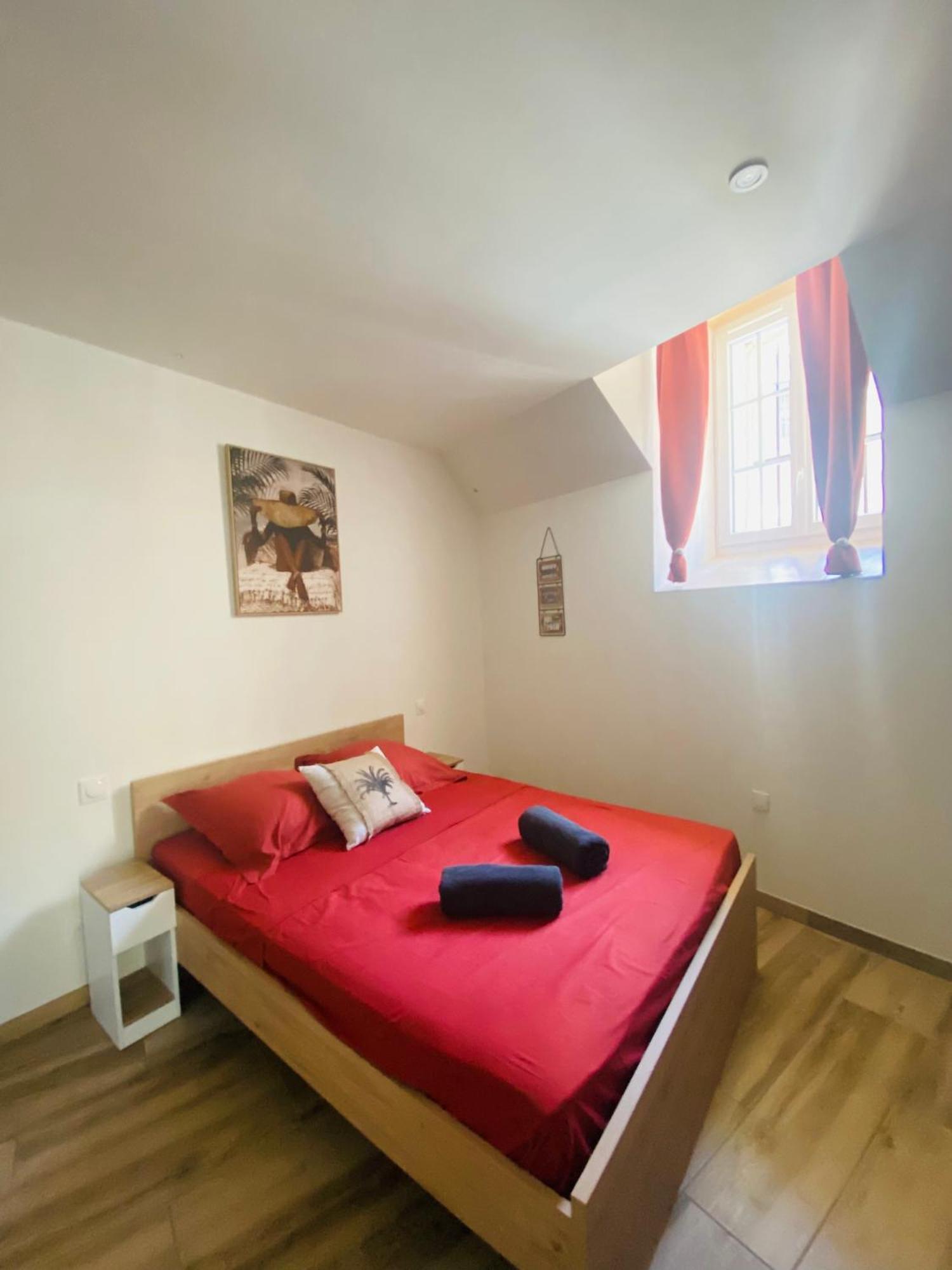 Les Appartements Du Vieux Poussan Esterno foto