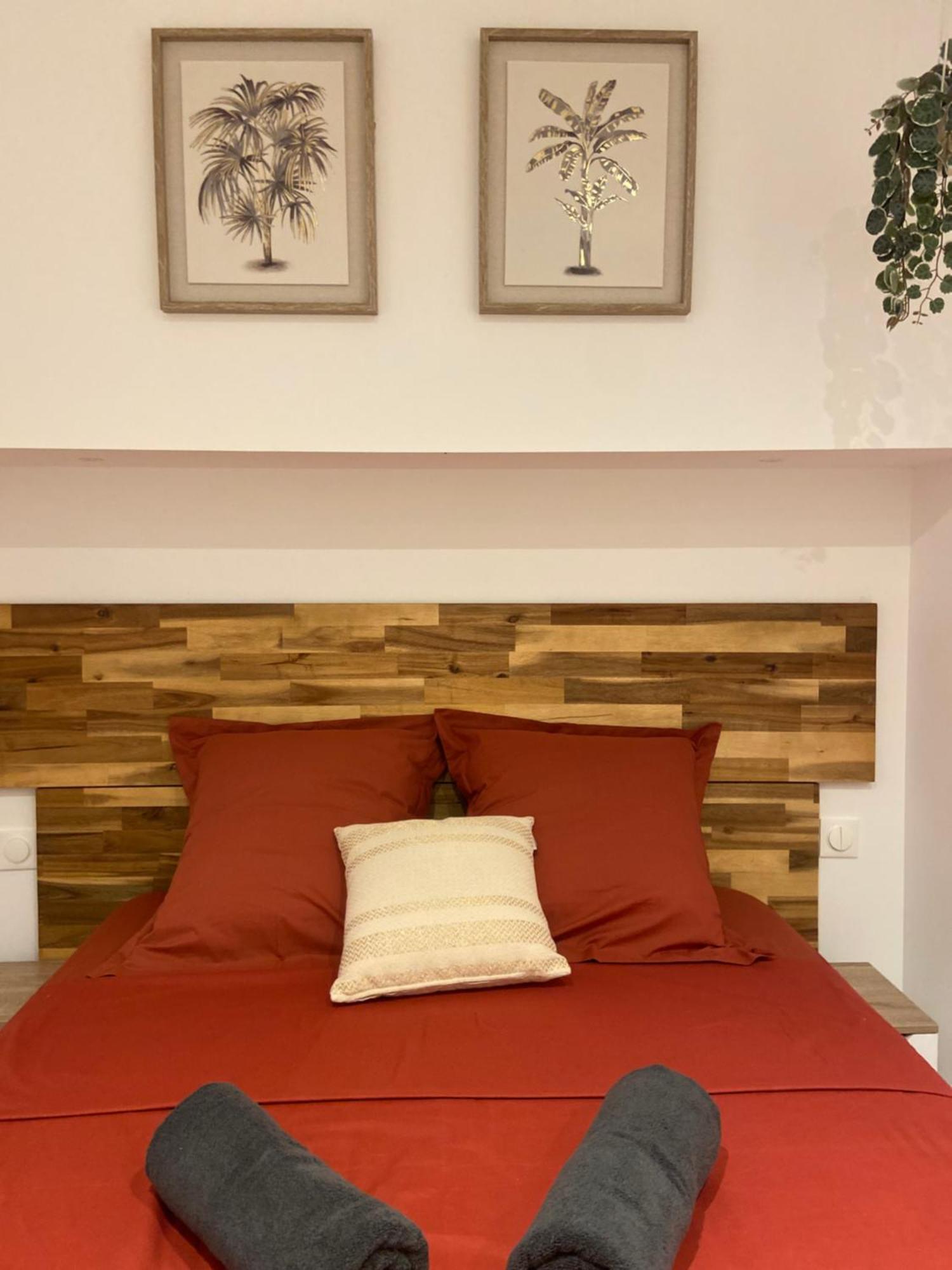 Les Appartements Du Vieux Poussan Esterno foto