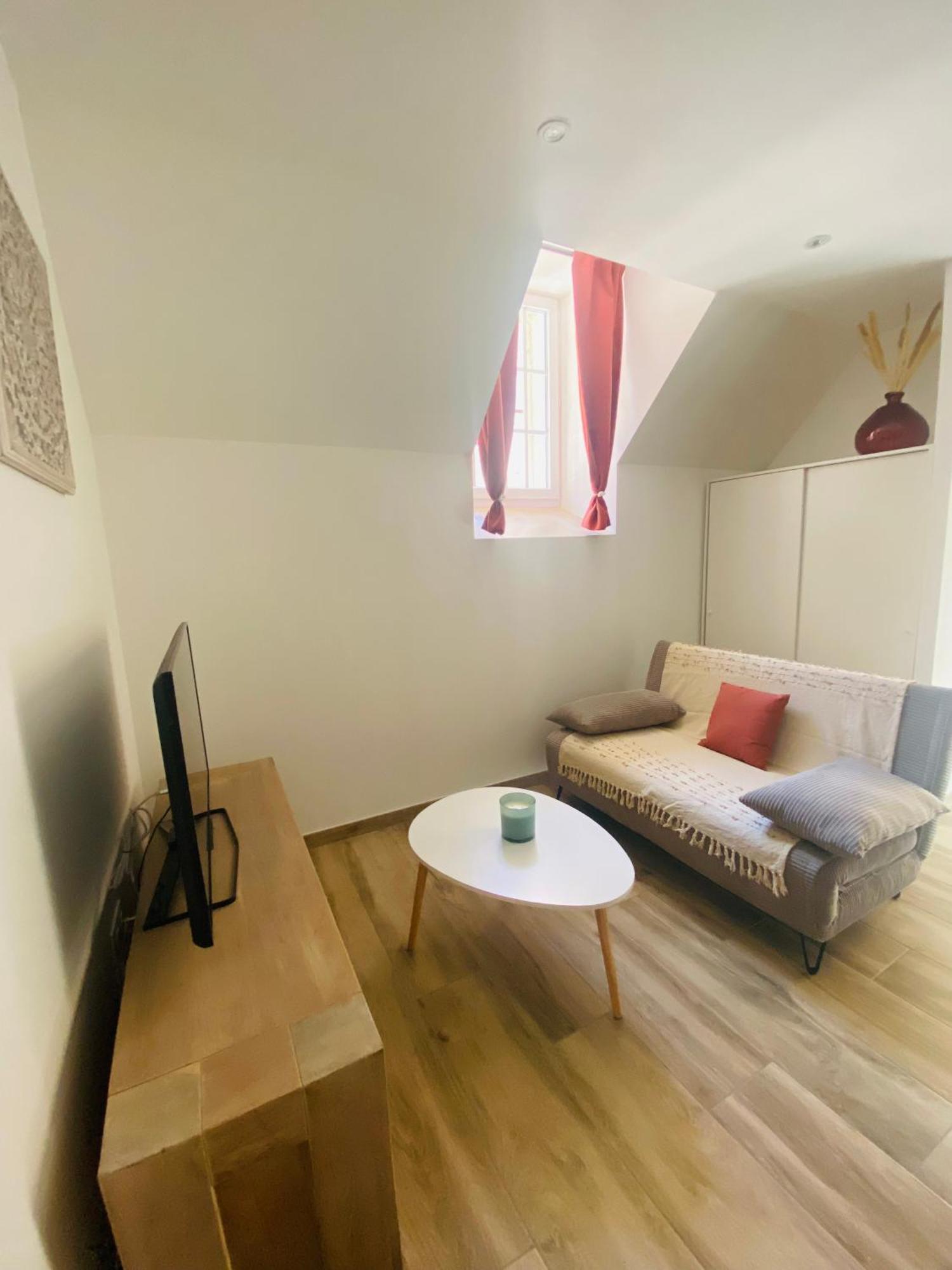 Les Appartements Du Vieux Poussan Esterno foto