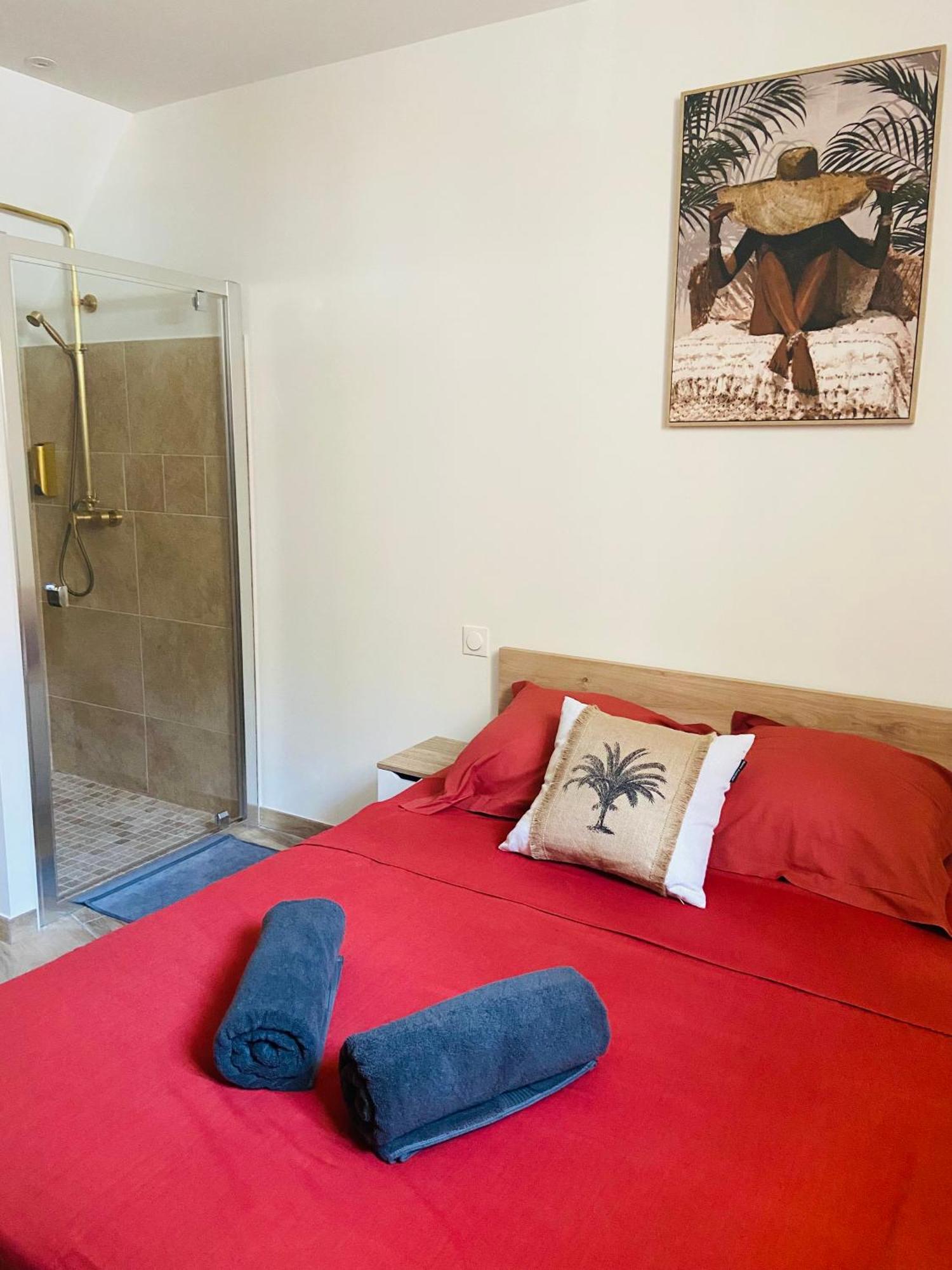 Les Appartements Du Vieux Poussan Esterno foto