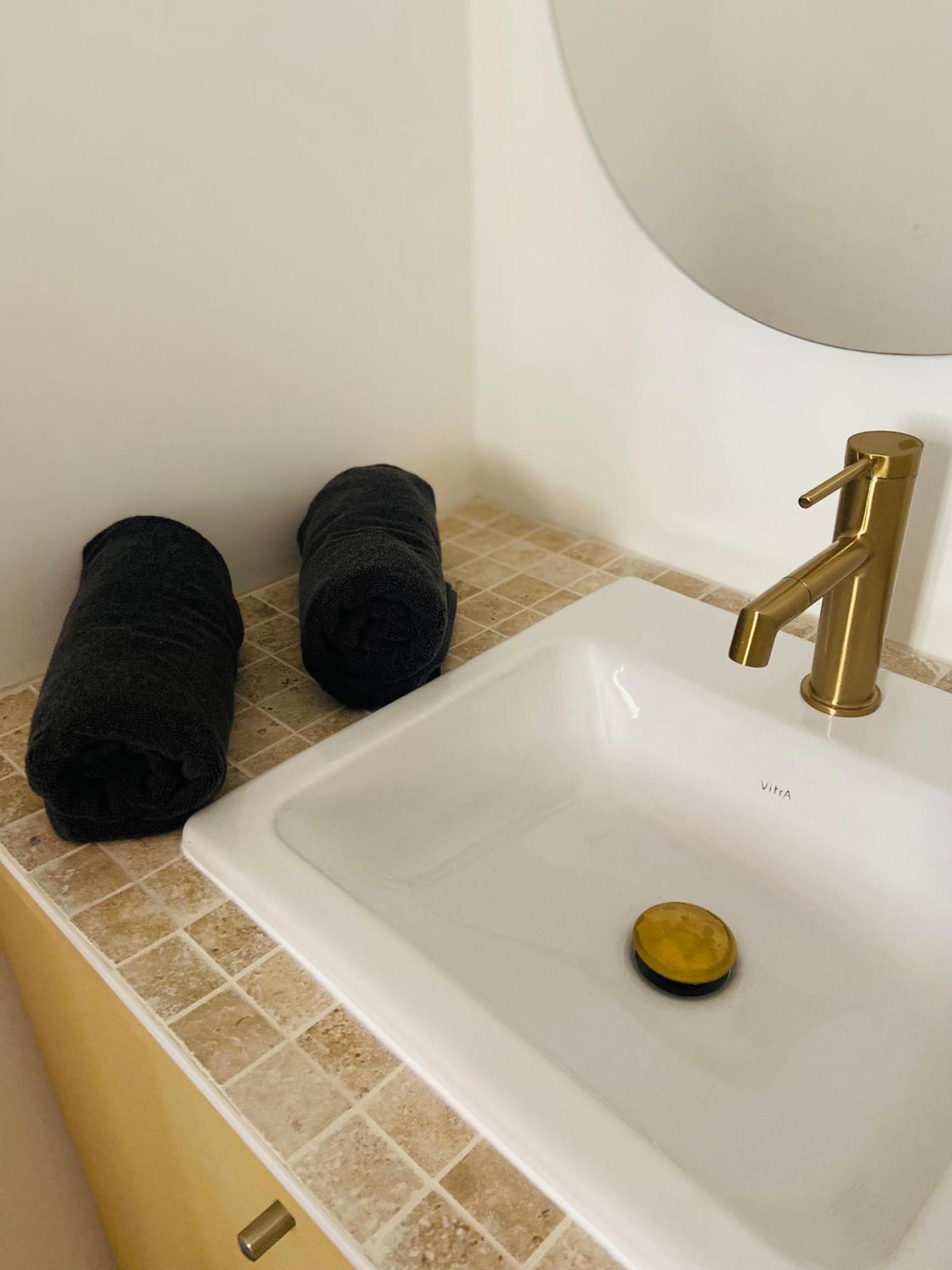 Les Appartements Du Vieux Poussan Esterno foto