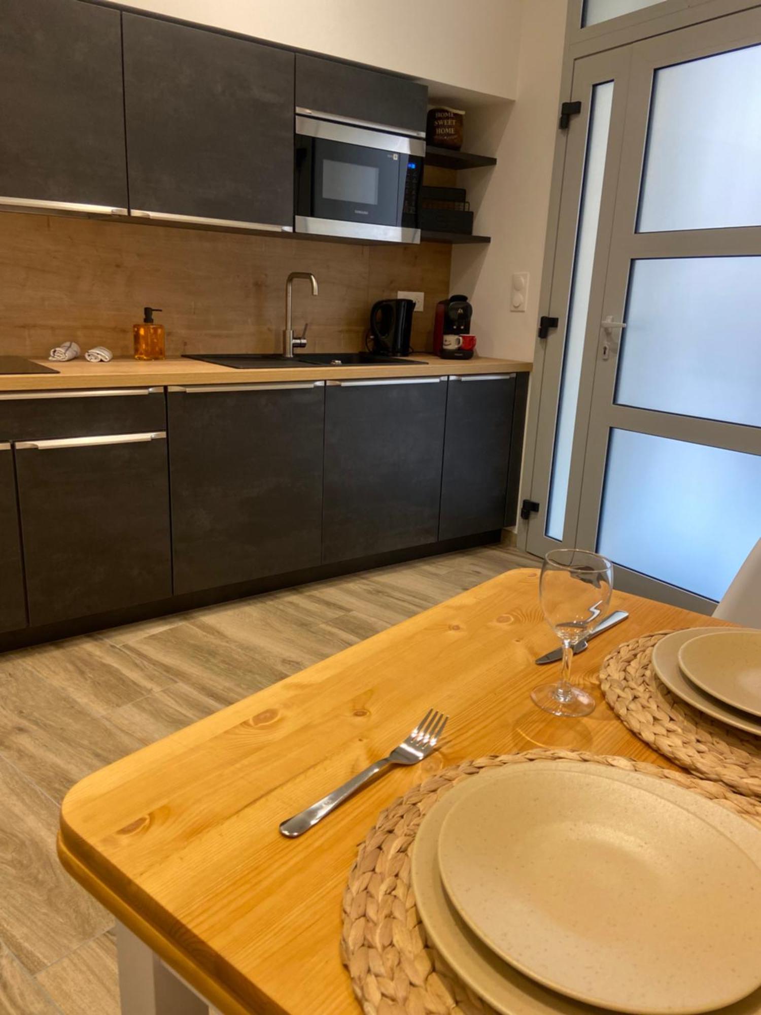 Les Appartements Du Vieux Poussan Esterno foto