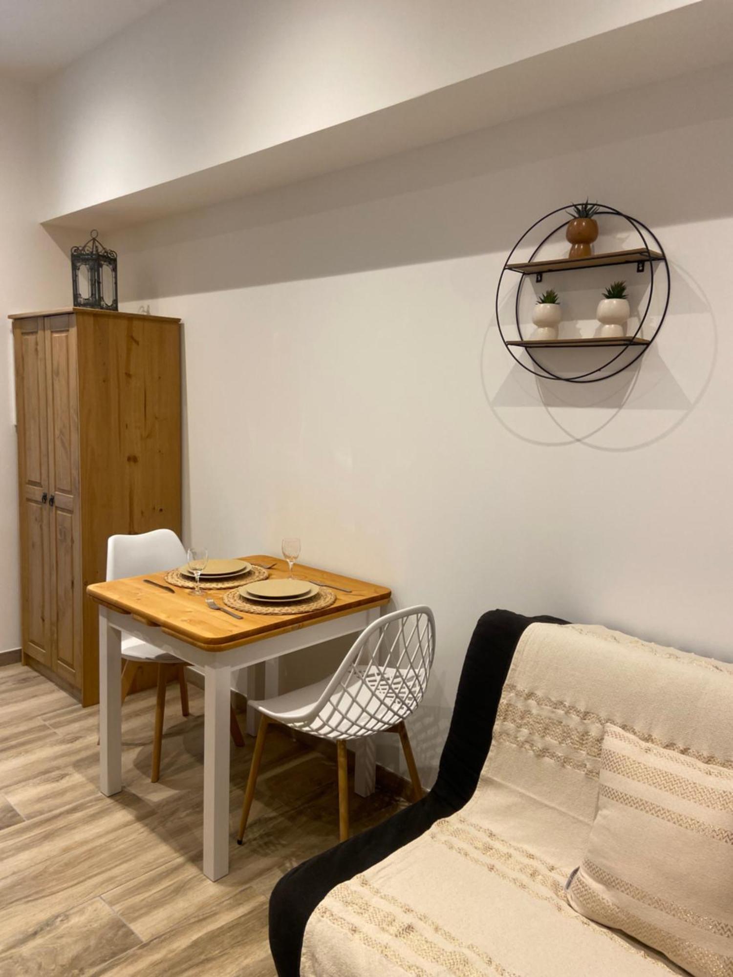 Les Appartements Du Vieux Poussan Esterno foto