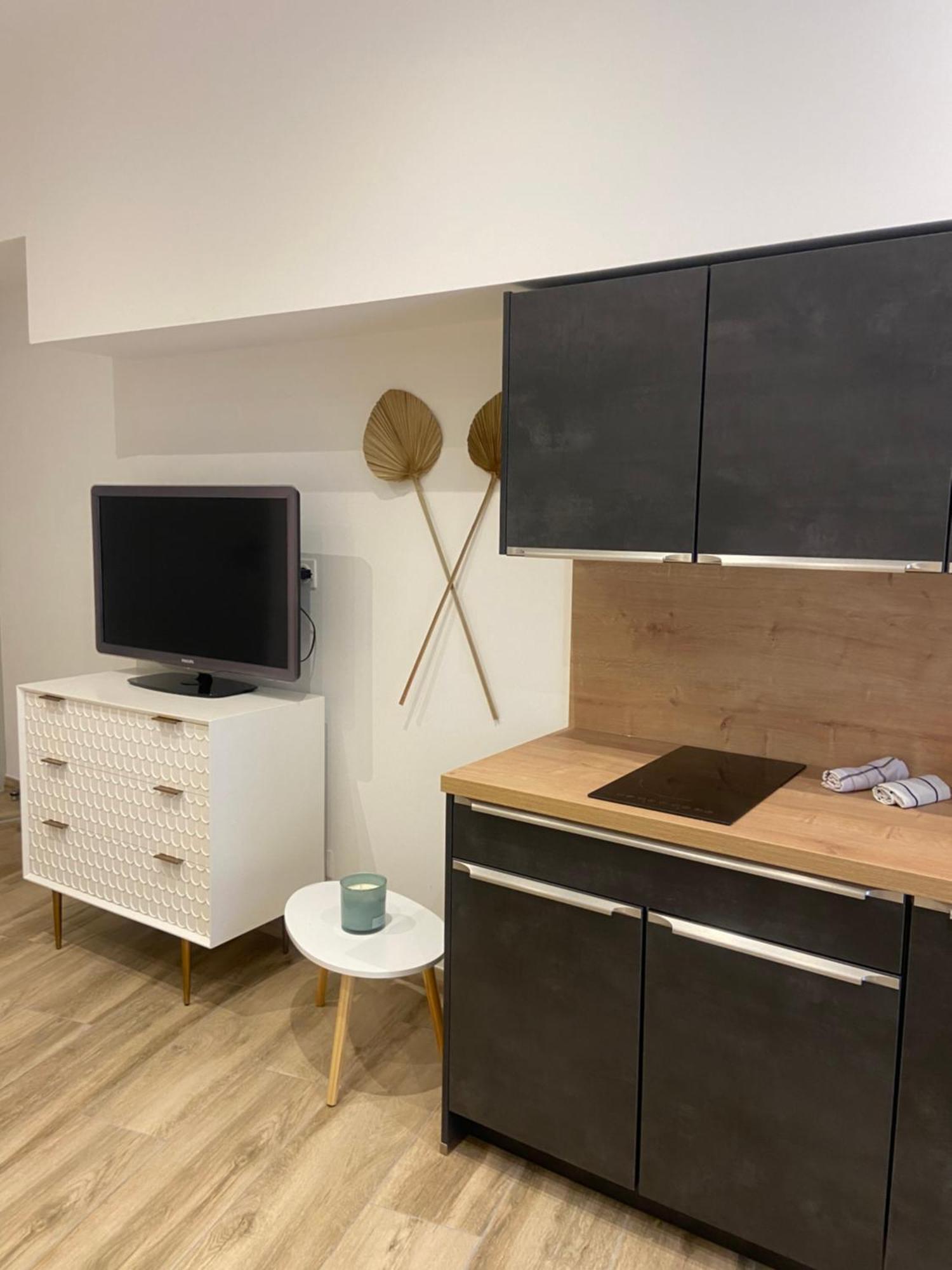 Les Appartements Du Vieux Poussan Esterno foto