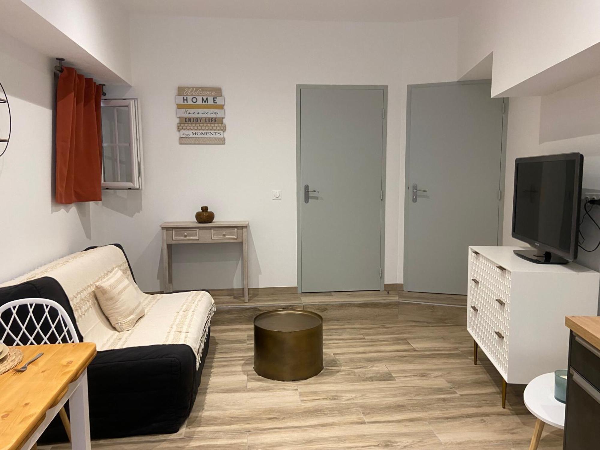 Les Appartements Du Vieux Poussan Esterno foto