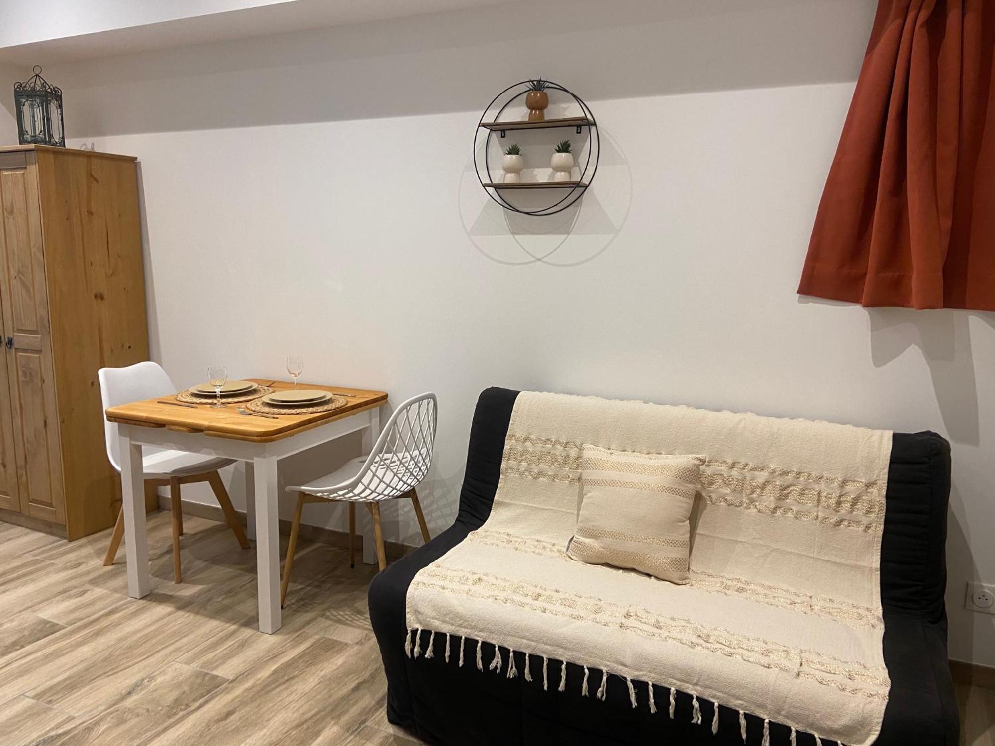 Les Appartements Du Vieux Poussan Esterno foto