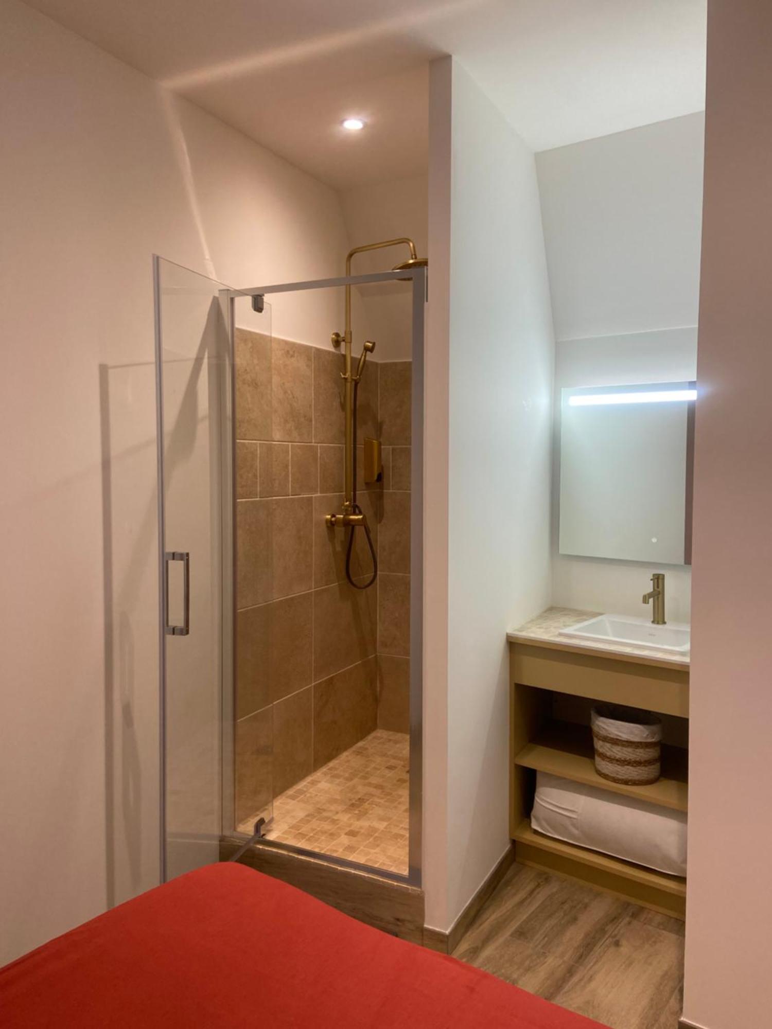 Les Appartements Du Vieux Poussan Esterno foto